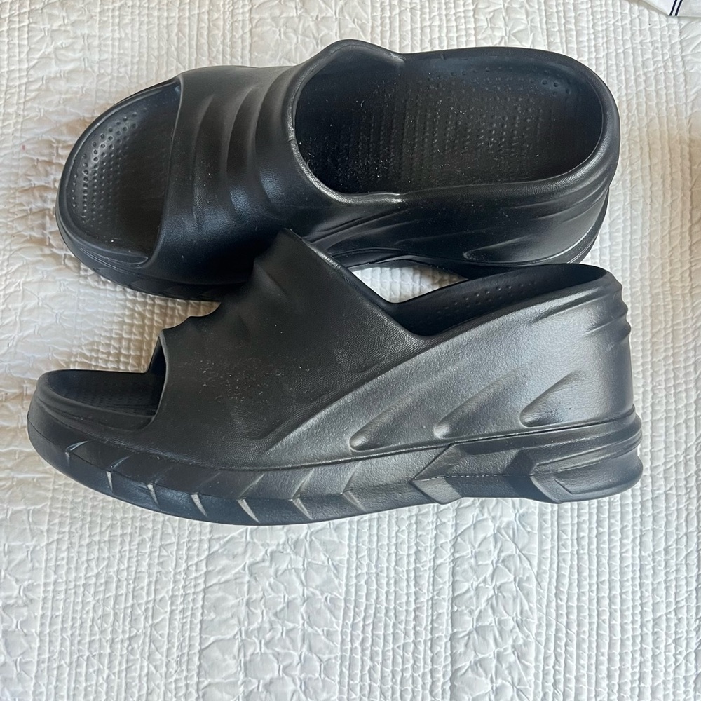 Platform rubber sandal mule flip flops thongs size 10 .Too wide. never worn